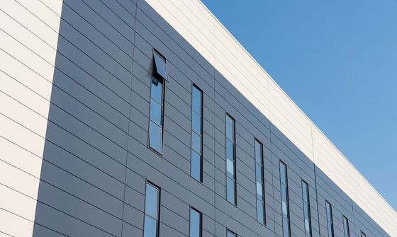 Skład struktury stalowej przemysłowej z otwartymi drzwiami i ognioodpornym systemem pokrycia wełny skalnej