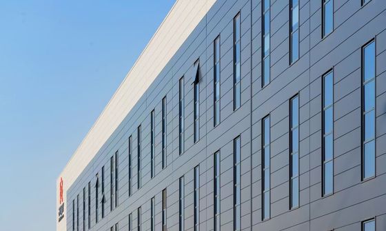 Skład struktury stalowej przemysłowej z otwartymi drzwiami i ognioodpornym systemem pokrycia wełny skalnej