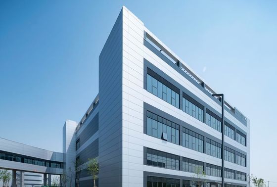 Skład struktury stalowej przemysłowej z otwartymi drzwiami i ognioodpornym systemem pokrycia wełny skalnej