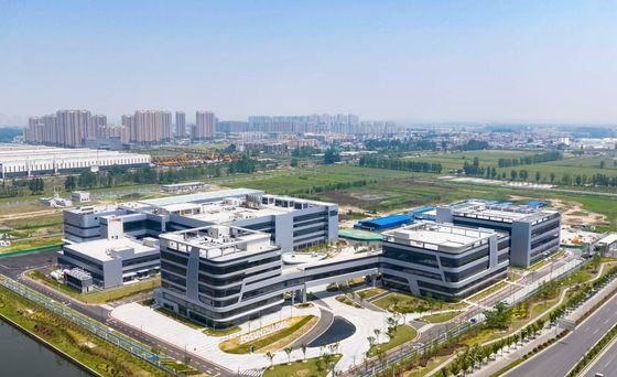 Skład struktury stalowej przemysłowej z otwartymi drzwiami i ognioodpornym systemem pokrycia wełny skalnej