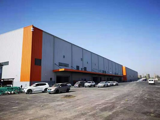 Prefabrykowana wiata załadunkowa o dużych gabarytach, wysoka, trwała konstrukcja stalowa magazynu