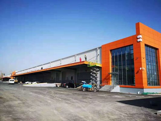Prefabrykowana wiata załadunkowa o dużych gabarytach, wysoka, trwała konstrukcja stalowa magazynu